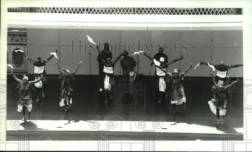 1991 Press Photo Muntu Dance theatre performs at Washington Park Lake House- Historic Images