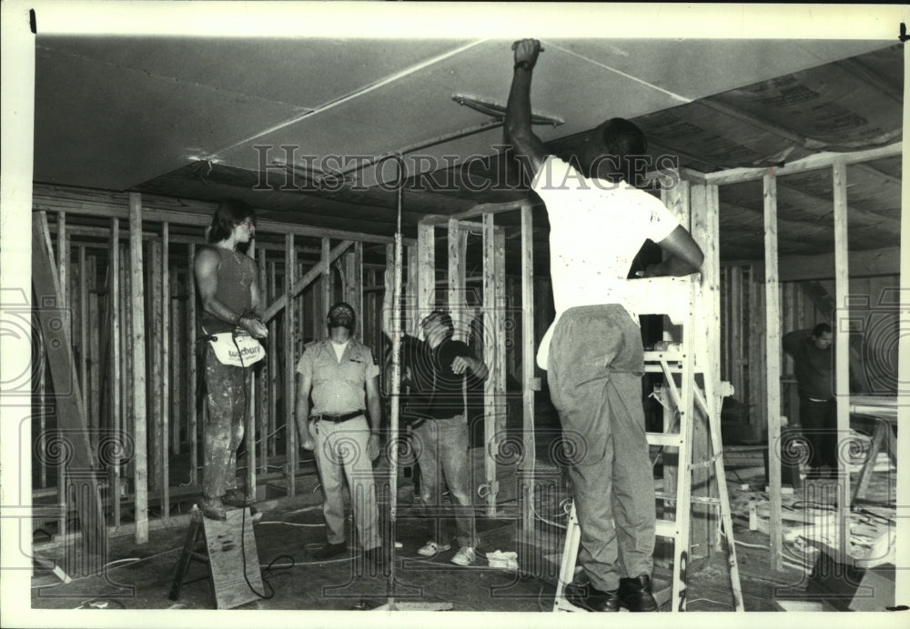 1987 Press Photo Inmates help build new ambulance quarters Herran Road, Wilton - Historic Images
