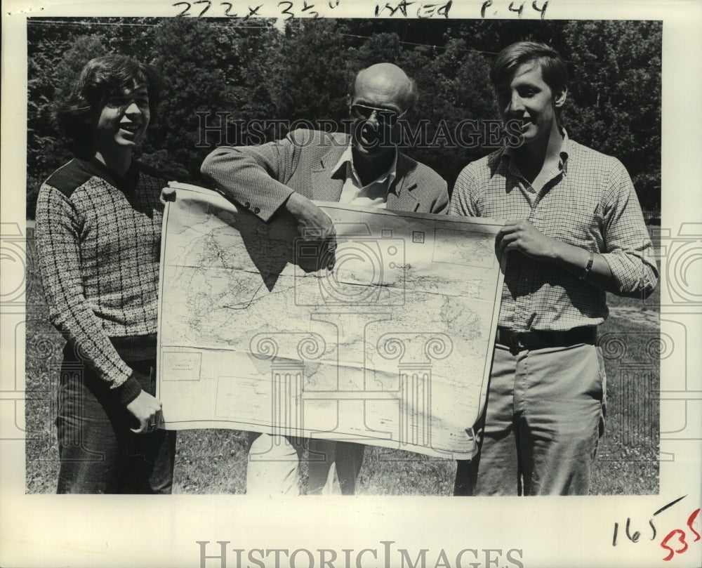 1977 Don Dennis, Hugh Allen Wilson, &amp; James Lawless with world map - Historic Images