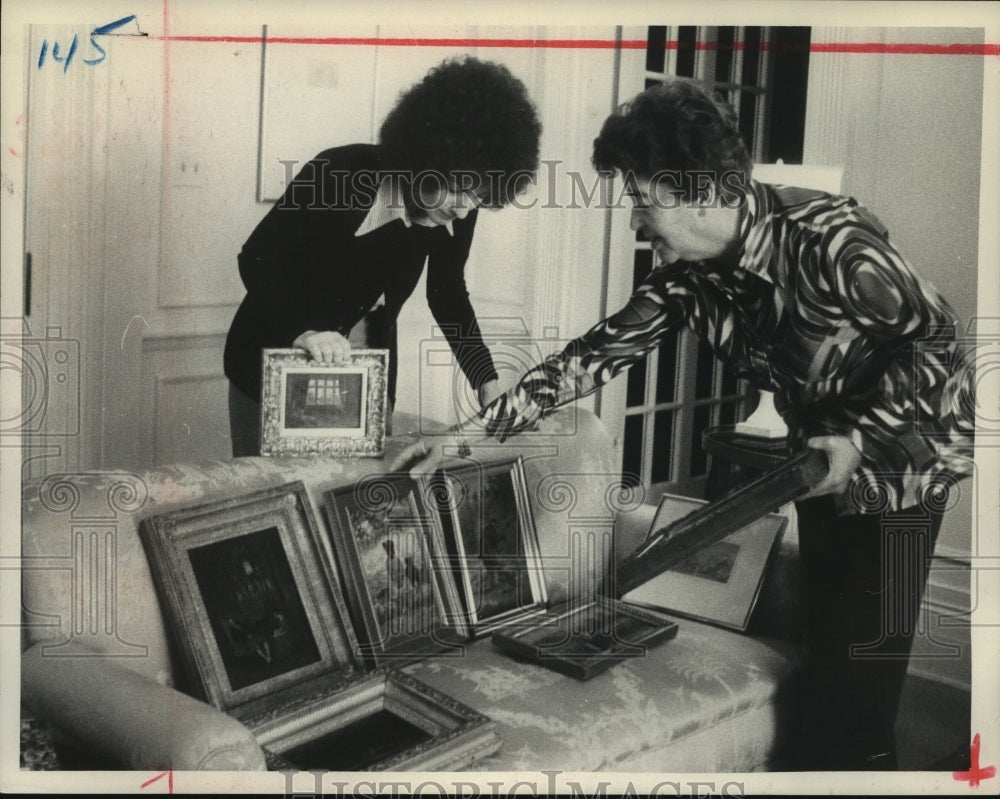 1974 Press Photo Helene Winer &amp; Mrs. Malcolm Wilson choose artwork in Albany, NY-Historic Images