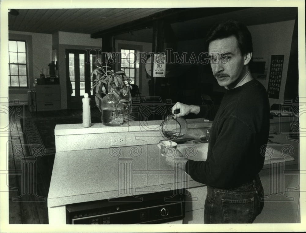 1990 Press Photo John Holser in his downtown Troy, New York apartment - Historic Images