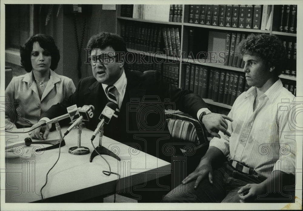 1980 Press Photo Robert BJ White, Mom & Attorney, F Stanton Ackerman, New York - Historic Images