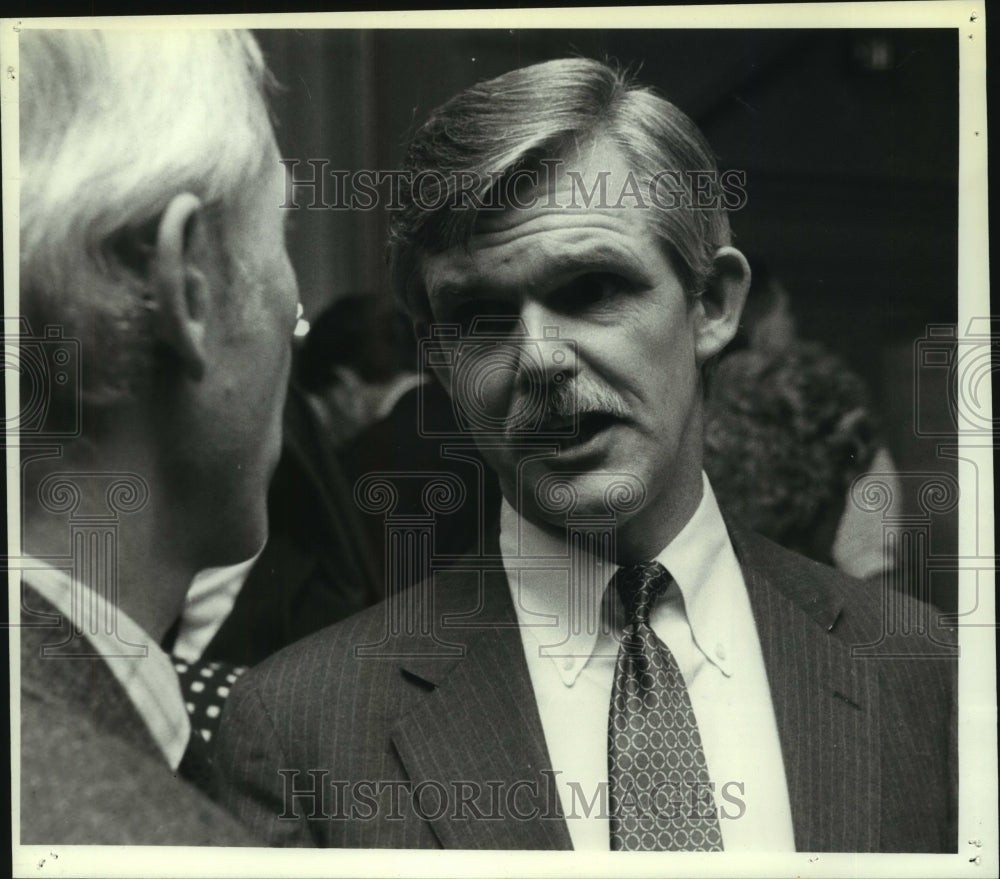 Press Photo Tim White in suit - tua08365-Historic Images