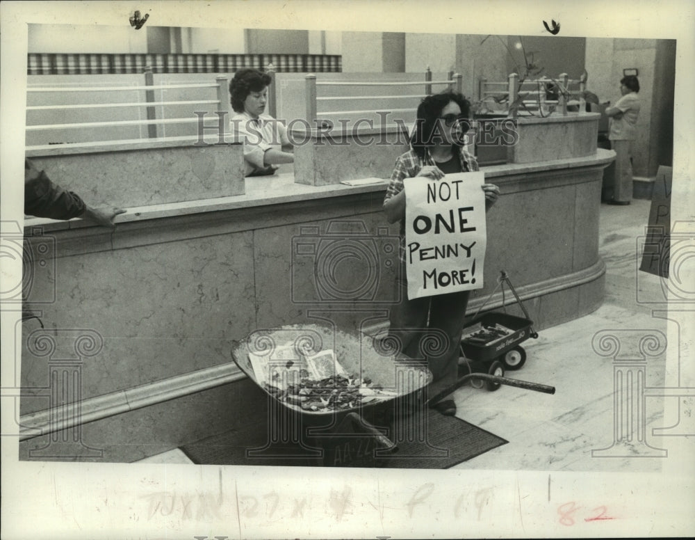 1980 Press Photo Protester at Niagara Mohawk in Albany, New York - tua08466 - Historic Images