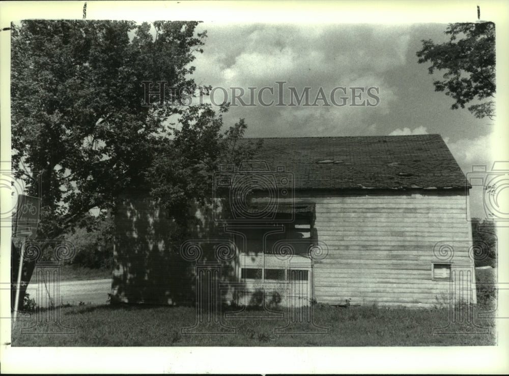 1991 Press Photo White barn on Rosendale road near old train station, Niskayuna - Historic Images