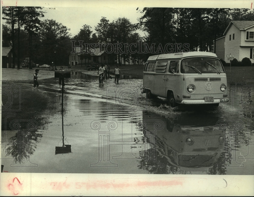 1975 Press Photo Niskayuna, New York children splash in flooded street-Historic Images
