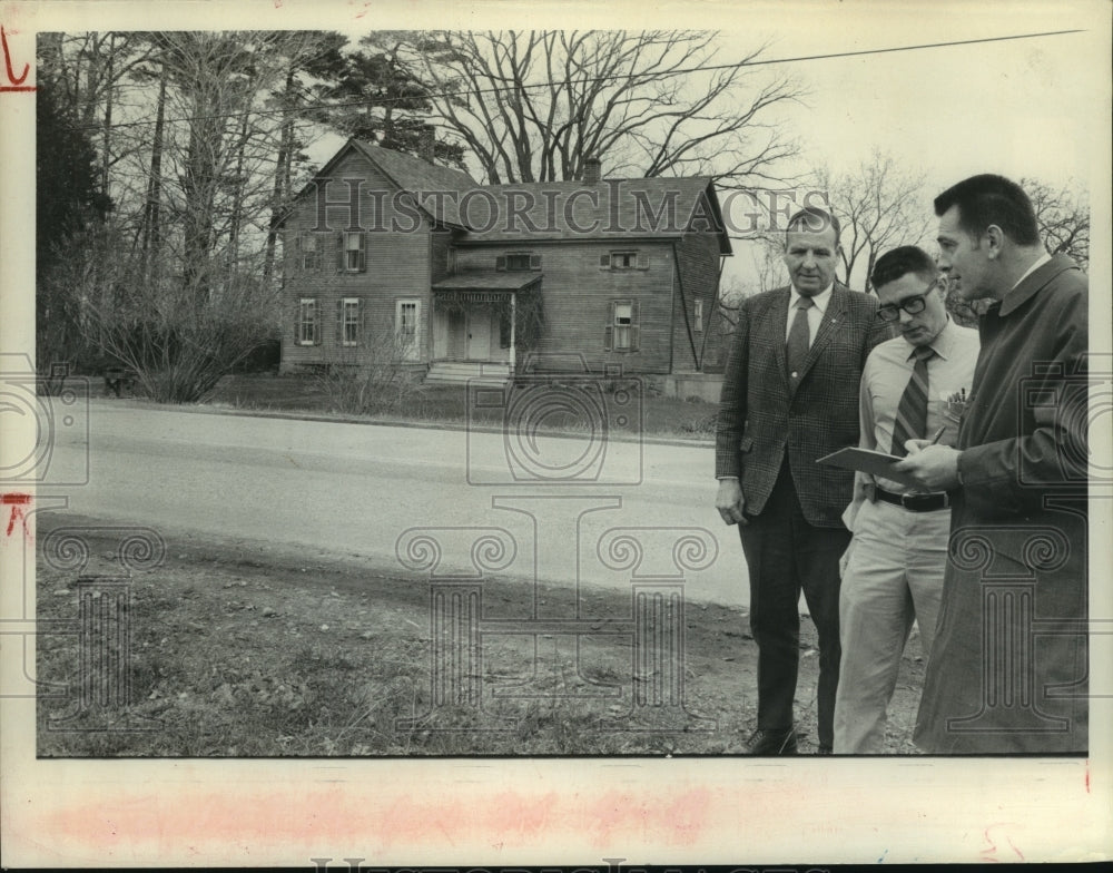 1971 Press Photo Three men confer on side of River Road in Niskayuna, New York-Historic Images