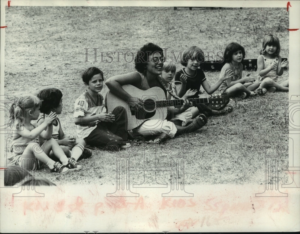 1979 Press Photo Ruth Pelham plays guitar for children in Albany, New York park- Historic Images