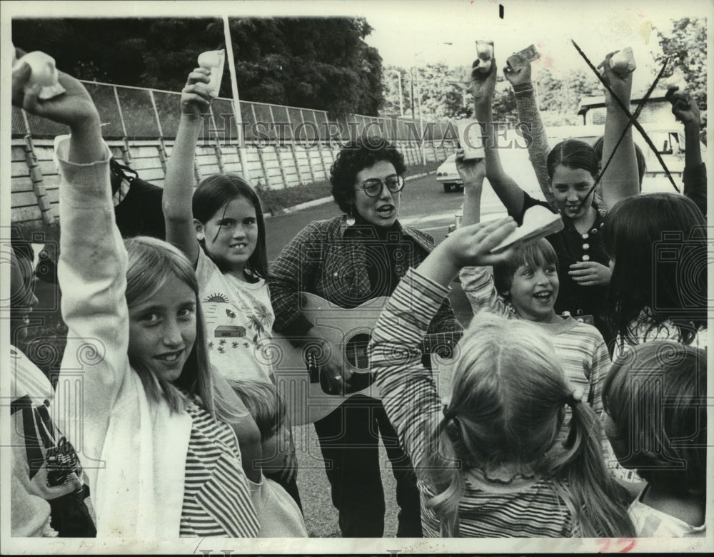 1978 Press Photo Ruth Pelham plays guitar for Albany, New York children- Historic Images