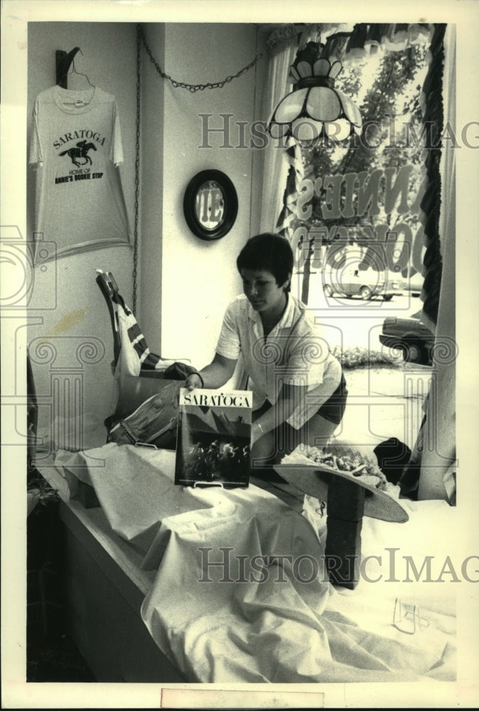 1986 Press Photo Barbara Greene preps Saratoga, NY book store for opening day- Historic Images