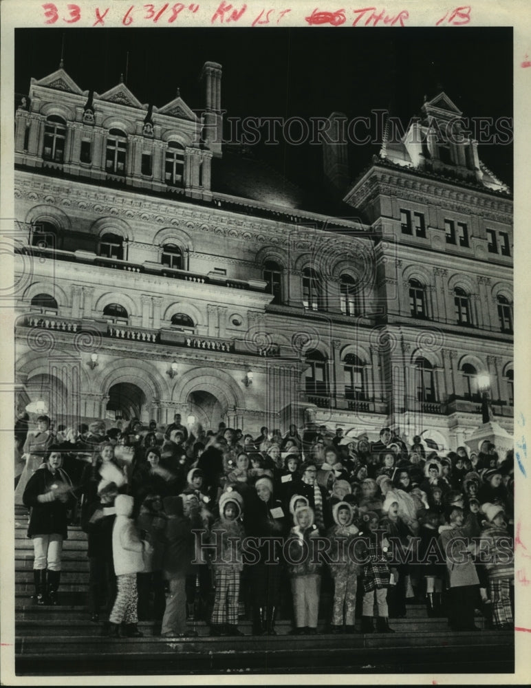 1970 Press Photo Albany, New York citizens sing Christmas carols - tua08674-Historic Images