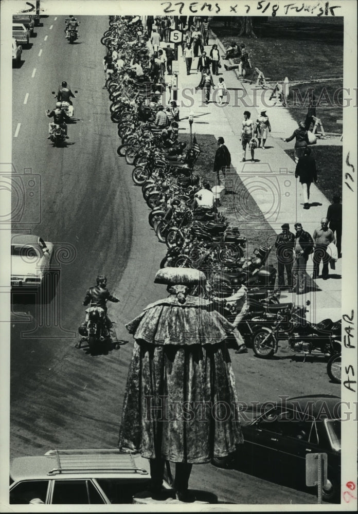 1978 Press Photo Motorcyclists parked along Washington Avenue, Albany, New York-Historic Images