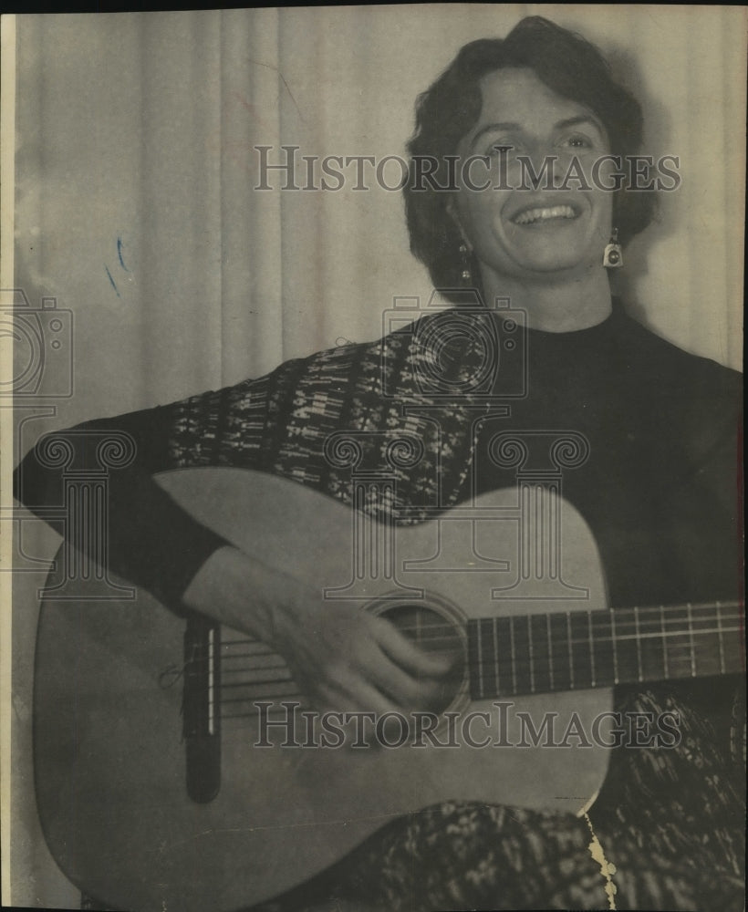 Press Photo Joan Mullen playing a guitar - tua08744-Historic Images