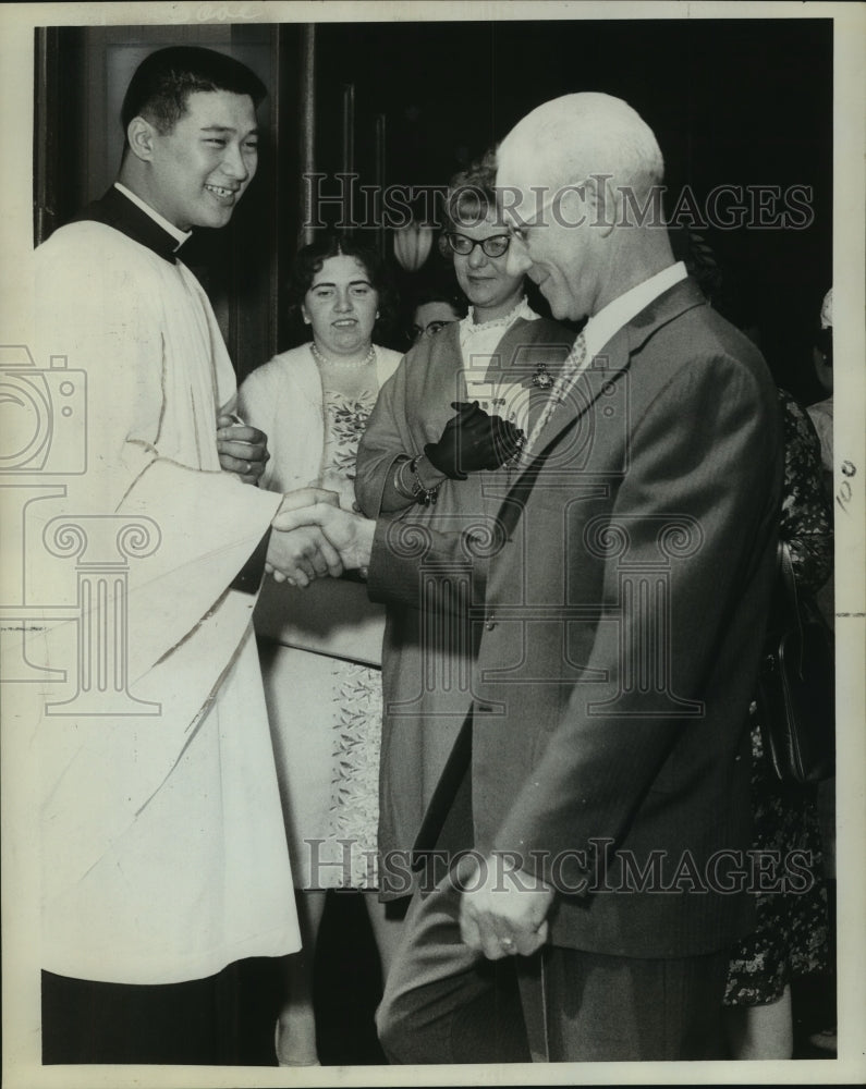 Press Photo Albany, New York man shakes hands with Pastor as he leaves church-Historic Images