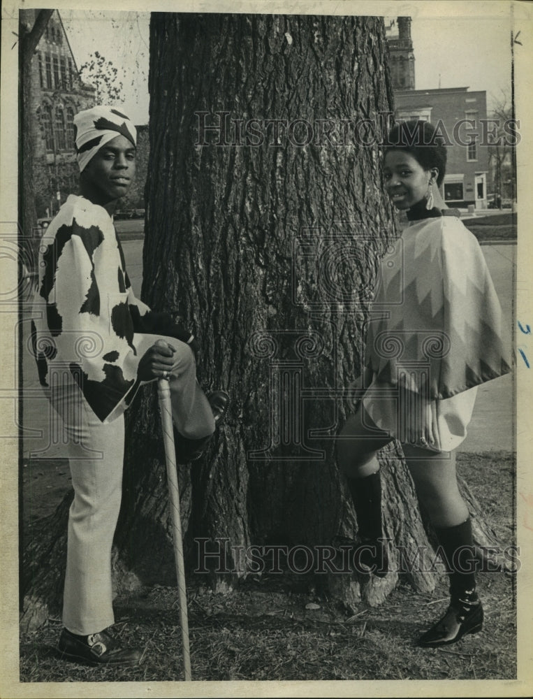 1968 Press Photo Albany, New York couple poses by tree - tua08823-Historic Images