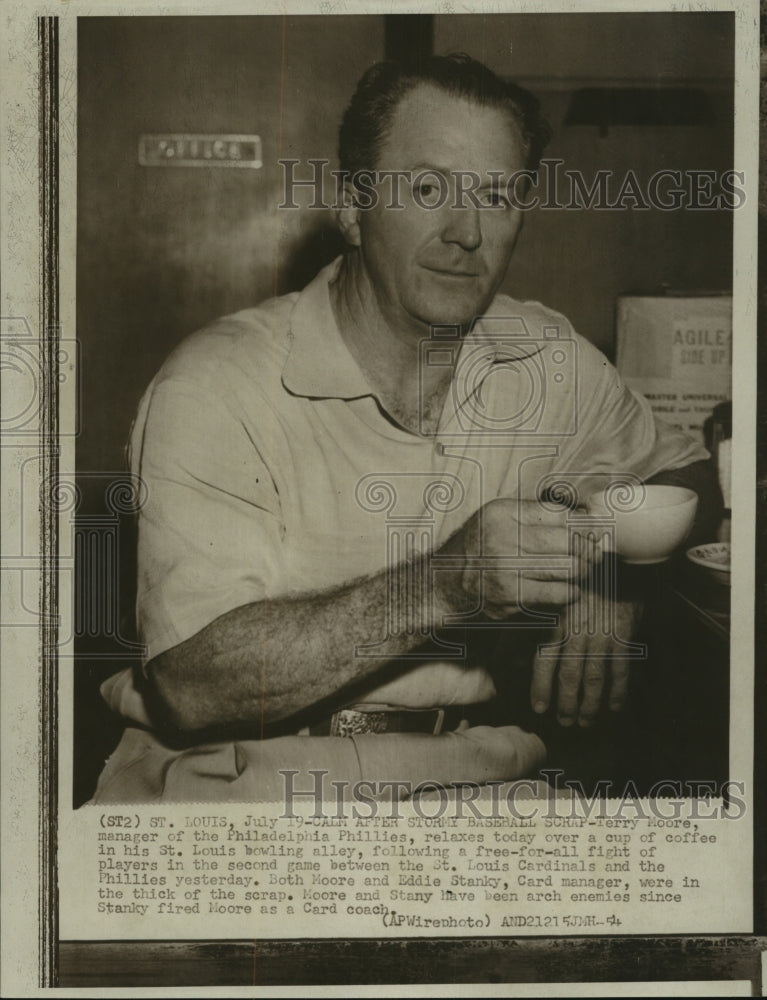 1954 Press Photo Philadelphia Phillies manager Terry Moore in St. Louis, MO- Historic Images