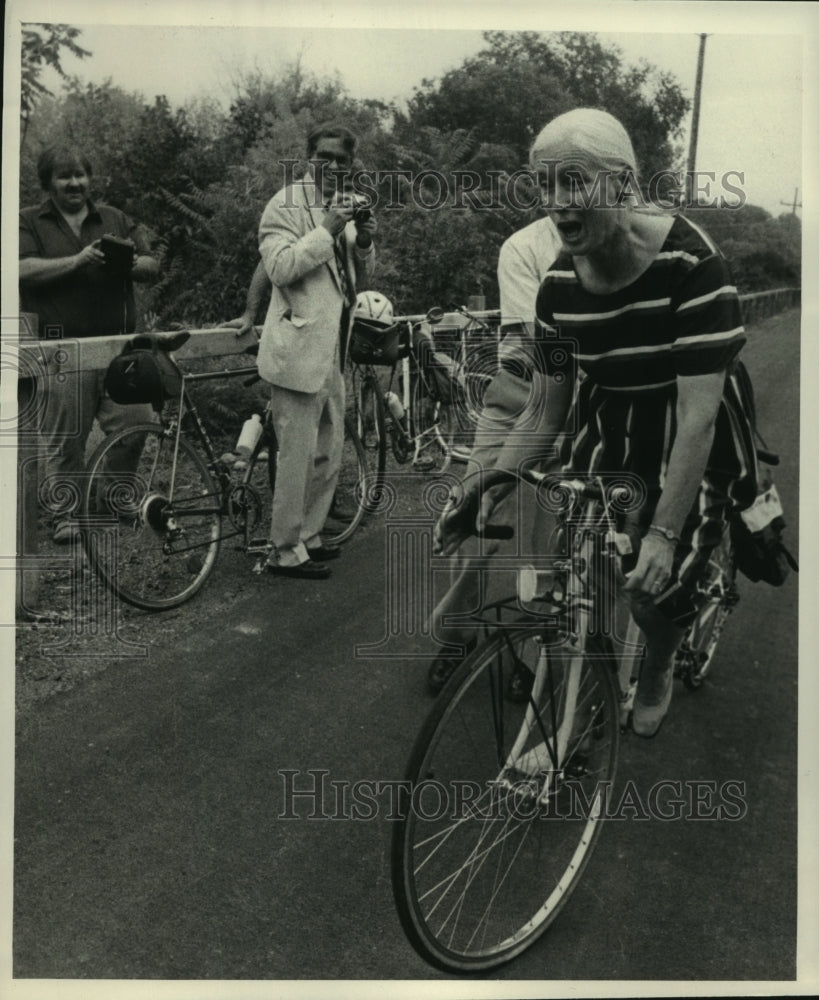 1984 Press Photo Niskayuna, New York Town Supervisor Mardy Moore on a bicycle - Historic Images