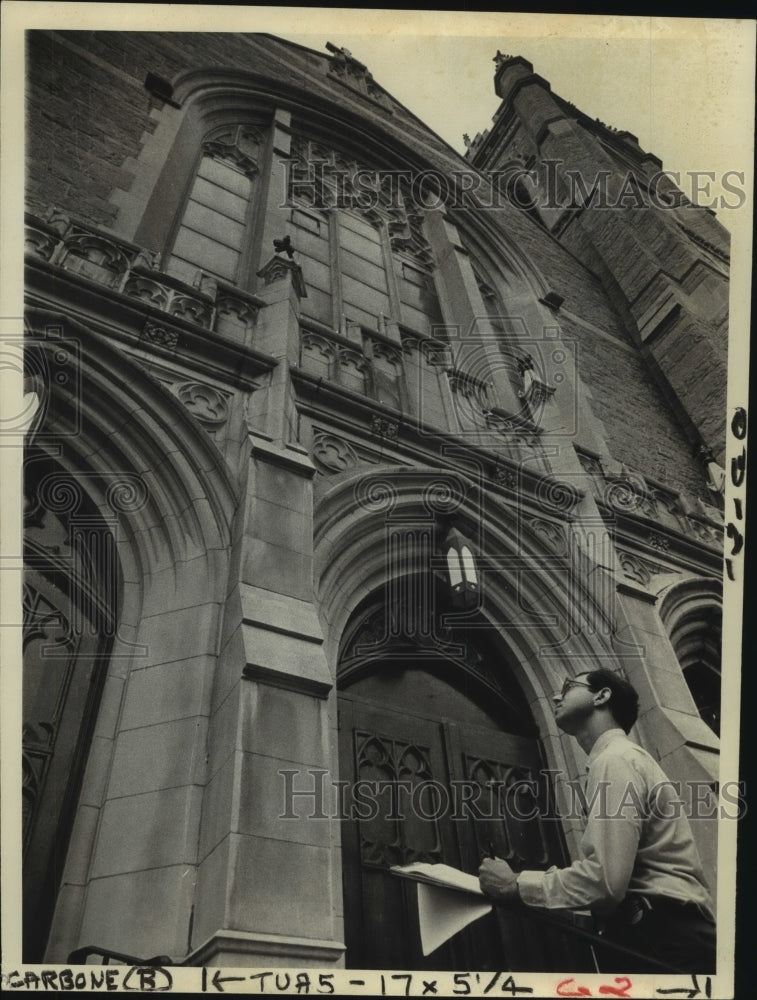 1982 Press Photo Man taking notes on steps of St. Patrick&#39;s Church, Troy, NY - Historic Images