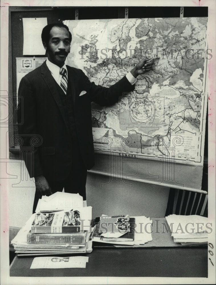 1973 Press Photo Reid R. White points out area of Russia on a map - tua09030-Historic Images