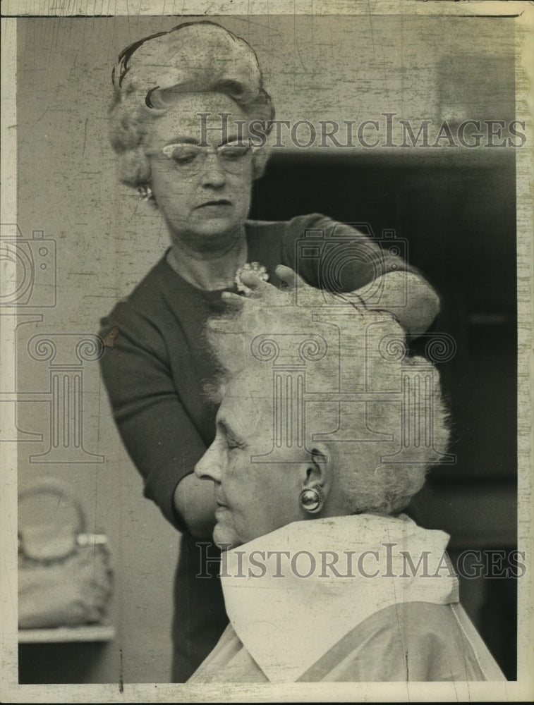 1963 Press Photo Albany, NY beauty school director cutting senior citizen&#39;s hair - Historic Images