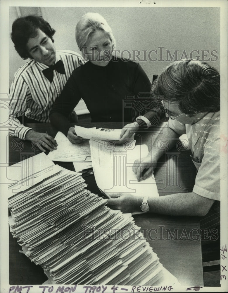 1974 Press Photo Troy, New York Neighborhood Youth Corps staff in meeting-Historic Images