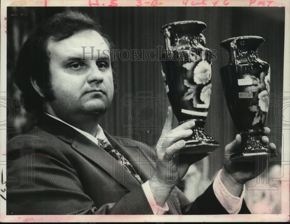 1974 Press Photo Howard Siegman shows English vases from movie "Desire"-Historic Images