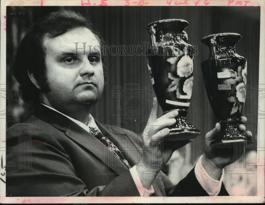 1974 Press Photo Howard Siegman shows English vases from movie "Desire"-Historic Images