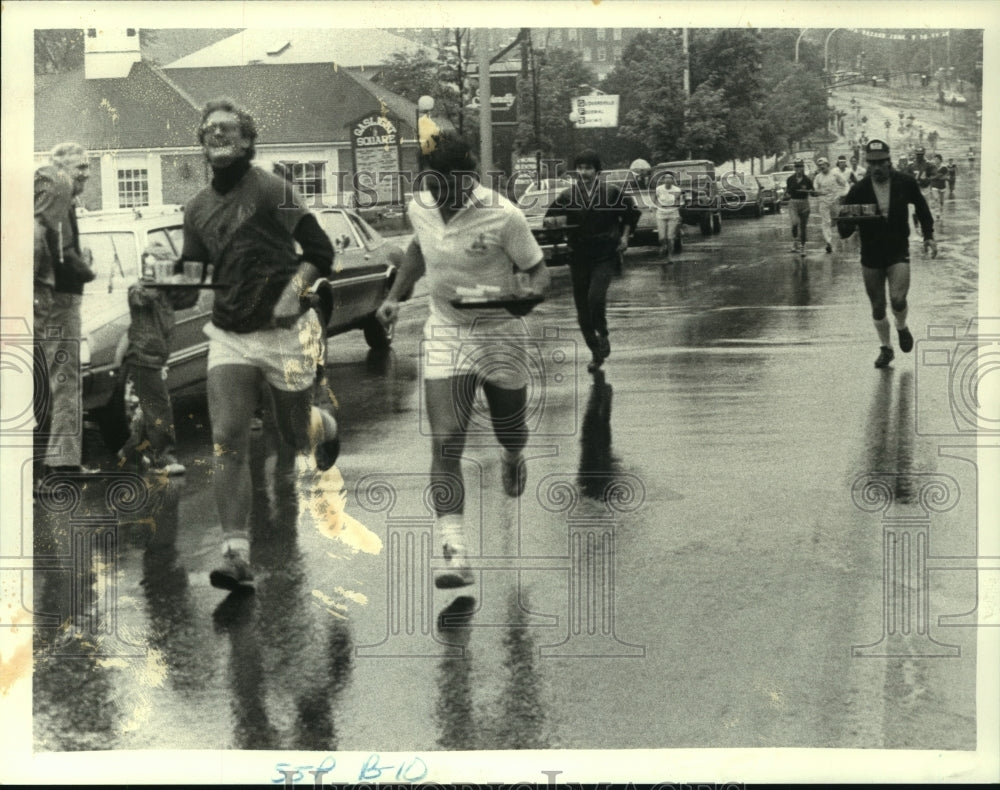 Press Photo Contestants run with drink trays in Saratoga, NY Waiter&#39;s Race - Historic Images