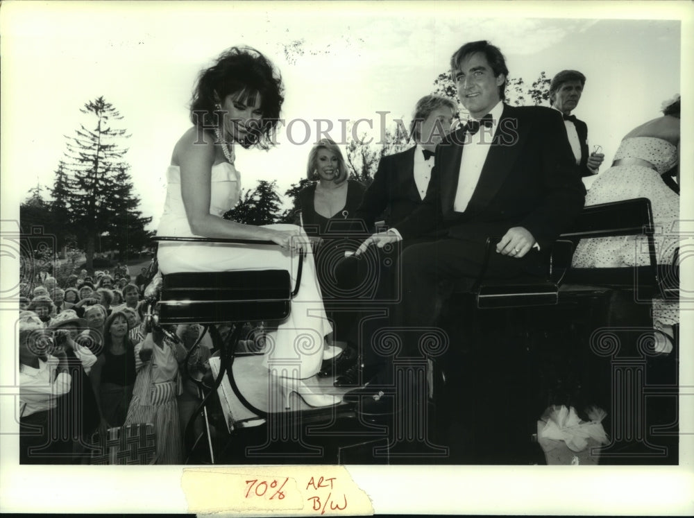 1993 Press Photo TV Stars arrive at Saratoga, NY Gala via horse-drawn carriage- Historic Images