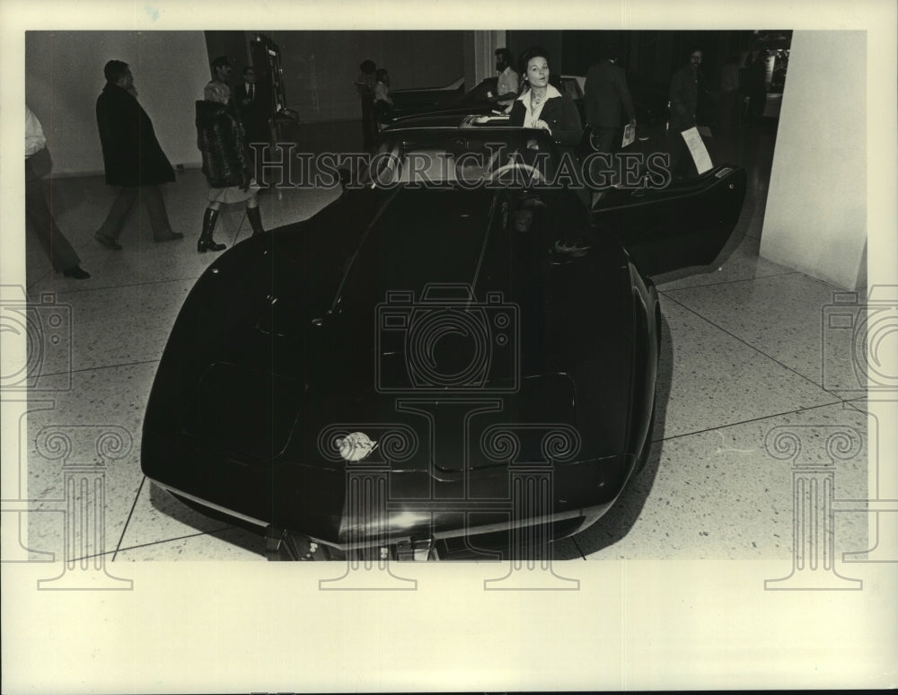 1977 Press Photo Suzanne Hirschkorn in Corvette, Motor World Show, Dairth Mall - Historic Images