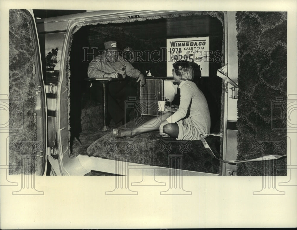 1977 Press Photo Bob Collins & Tina Vrys of Catham, Motor World Show Dairth Mall - Historic Images