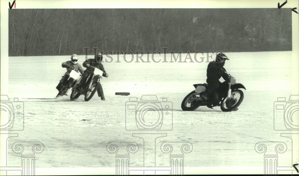 Press Photo Motorcyclists race on ice, Round Lake - tua09315- Historic Images