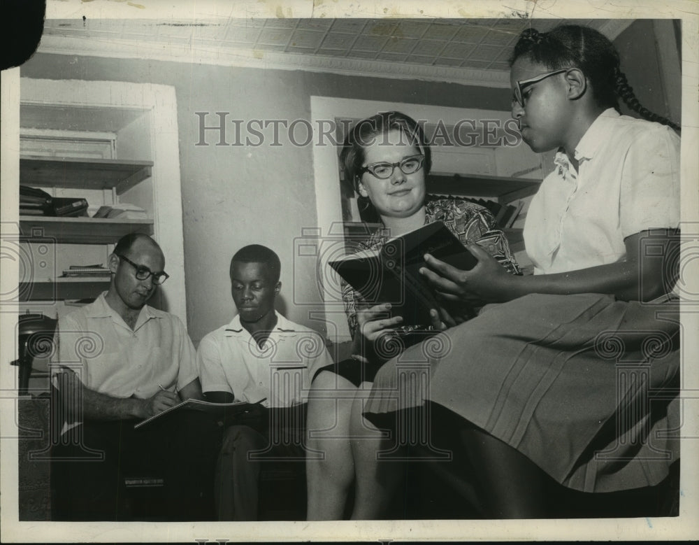 1963 Press Photo Mr. & Mrs. Donald Mowbray with Albany, New York students-Historic Images