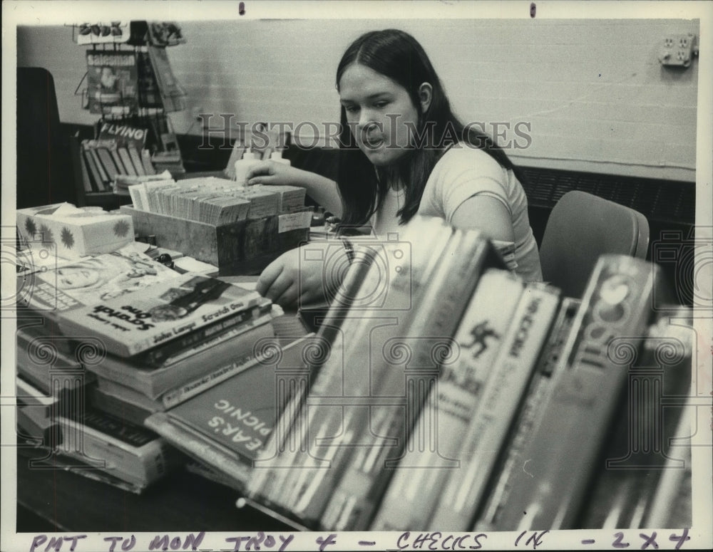 1974 Press Photo Marsh McDowell, Neighborhood Youth Corps, Cohoes, NY library-Historic Images