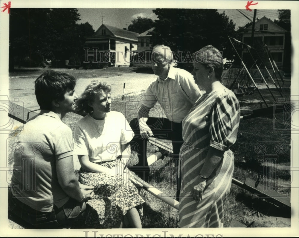 1986 Press Photo Campus Neighborhood Association officers confer in Albany, NY - Historic Images