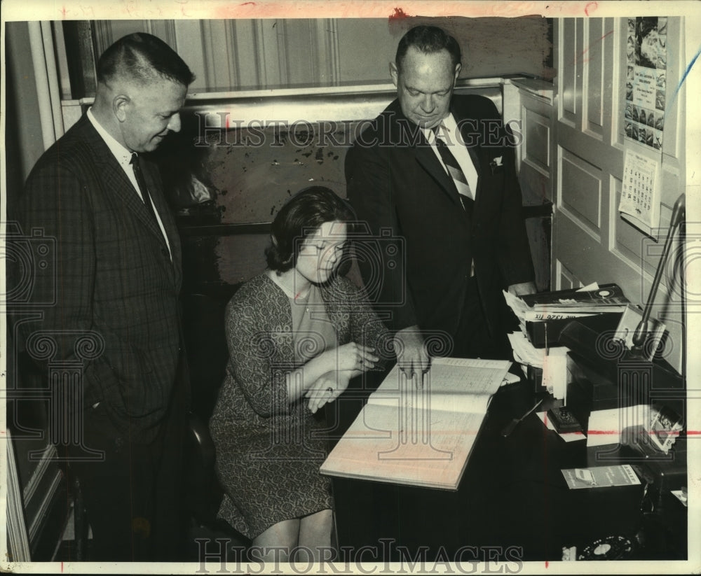1964 Press Photo Hudson City, New York Treasurer Joseph May explains numbers-Historic Images
