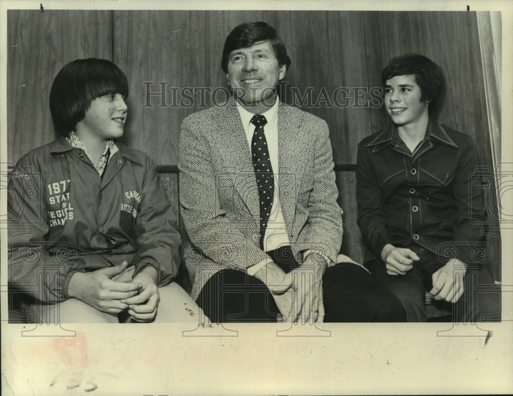 1971 Press Photo Albany, New York little leaguers with Joe Morgan - tua09609-Historic Images