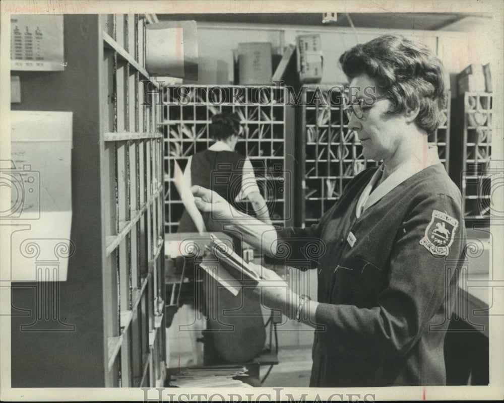 1971 Press Photo Terry Han Chiet sorts mail at Newtonville, New York post office-Historic Images
