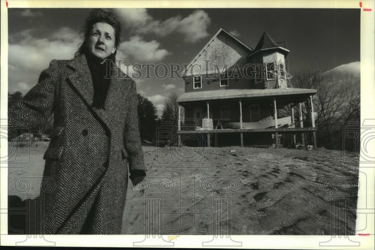 1995 Press Photo Anna Woodcock at her Saratoga, New York home construction site - Historic Images