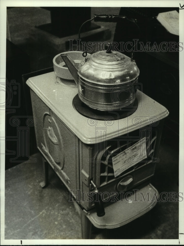 1991 Press Photo Kettle on top of wood burning stove in Guilderland, New York - Historic Images