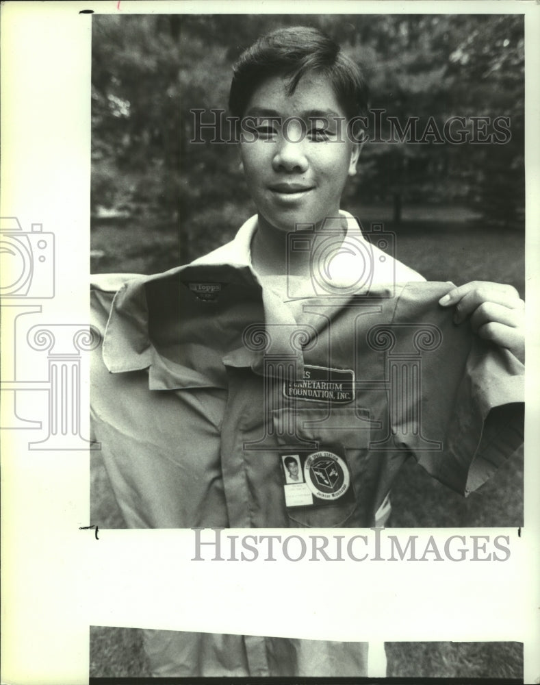 1990 Press Photo Bob Wong displays space lab flight suit in Clifton Park, NY-Historic Images