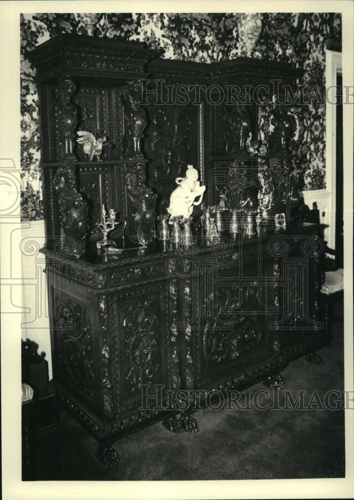 1987 Press Photo Hand-carved dining suite at Sun Castle Resort, Lake George, NY - Historic Images