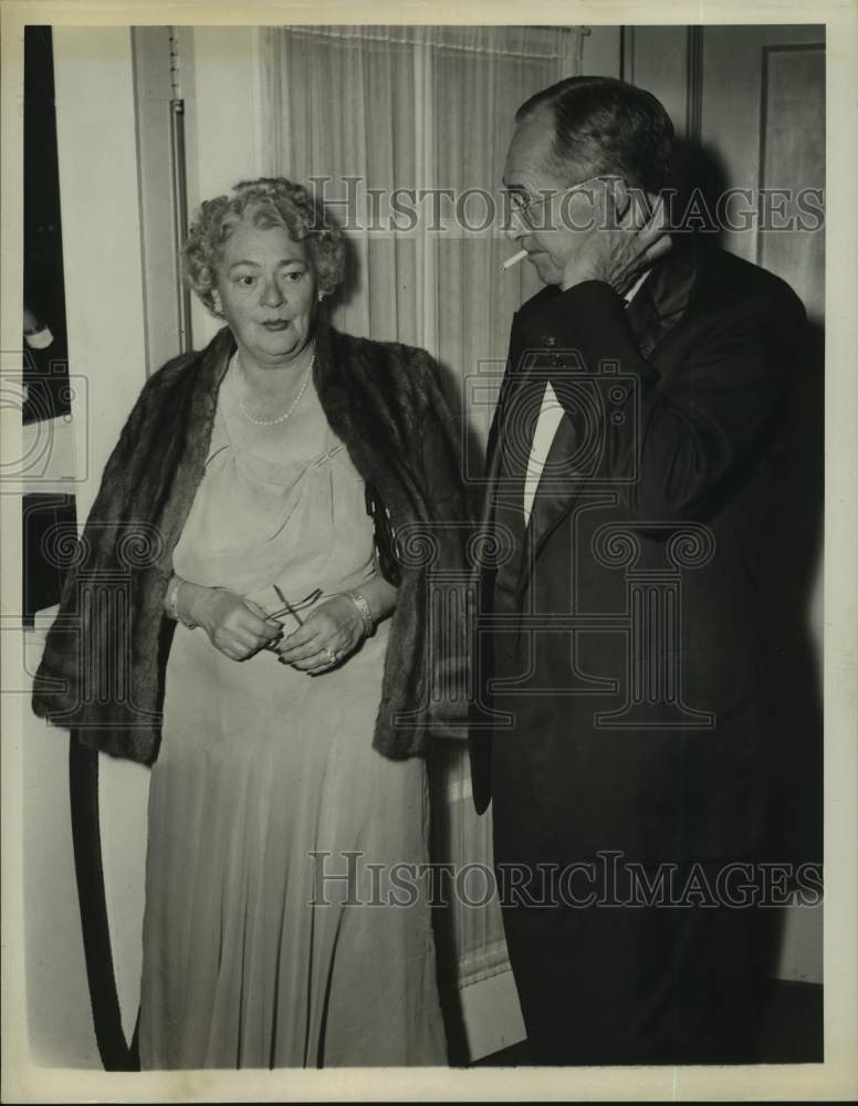 1949 Press Photo Mr. and Mrs. Seth Morton of New York, dressed for formal event - Historic Images