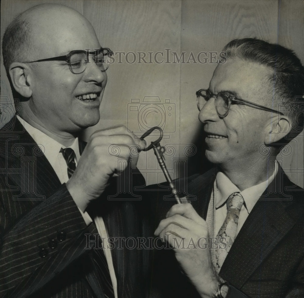 1959 Press Photo Henry Stoneman passes key to new store owner Raymond Moore-Historic Images