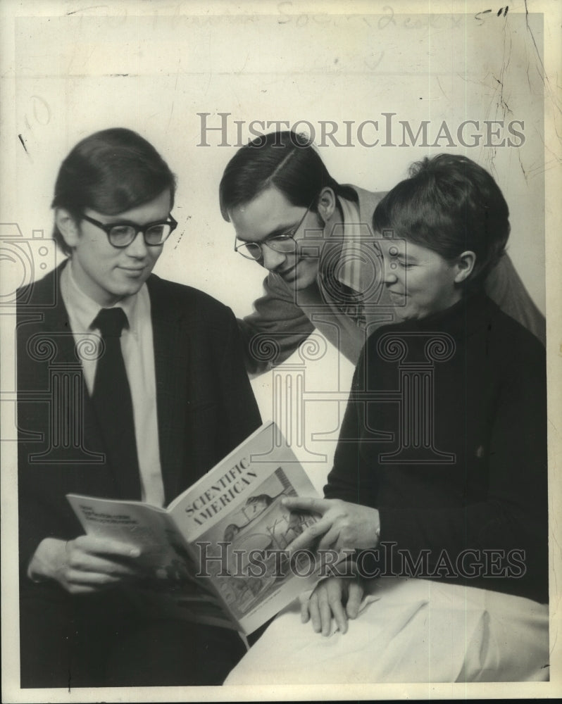 1972 Press Photo Transcendental meditation teachers read magazine in Albany, NY-Historic Images