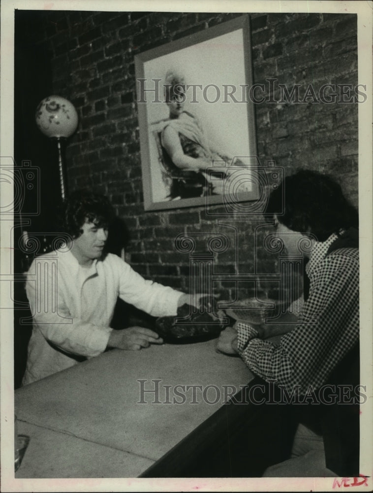 1974 Press Photo Chef Ray Morris presents steaks to a customer in Albany, NY-Historic Images