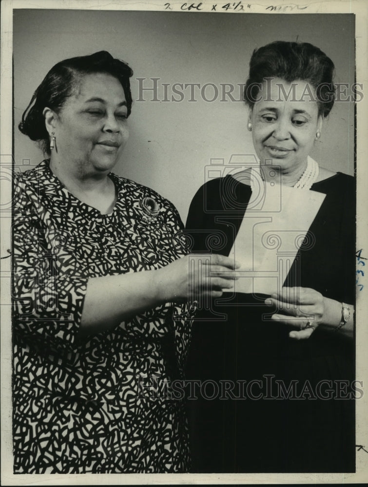 1964 Press Photo Mrs. William Wilborn &amp; Mrs. James White, Albany, New York- Historic Images
