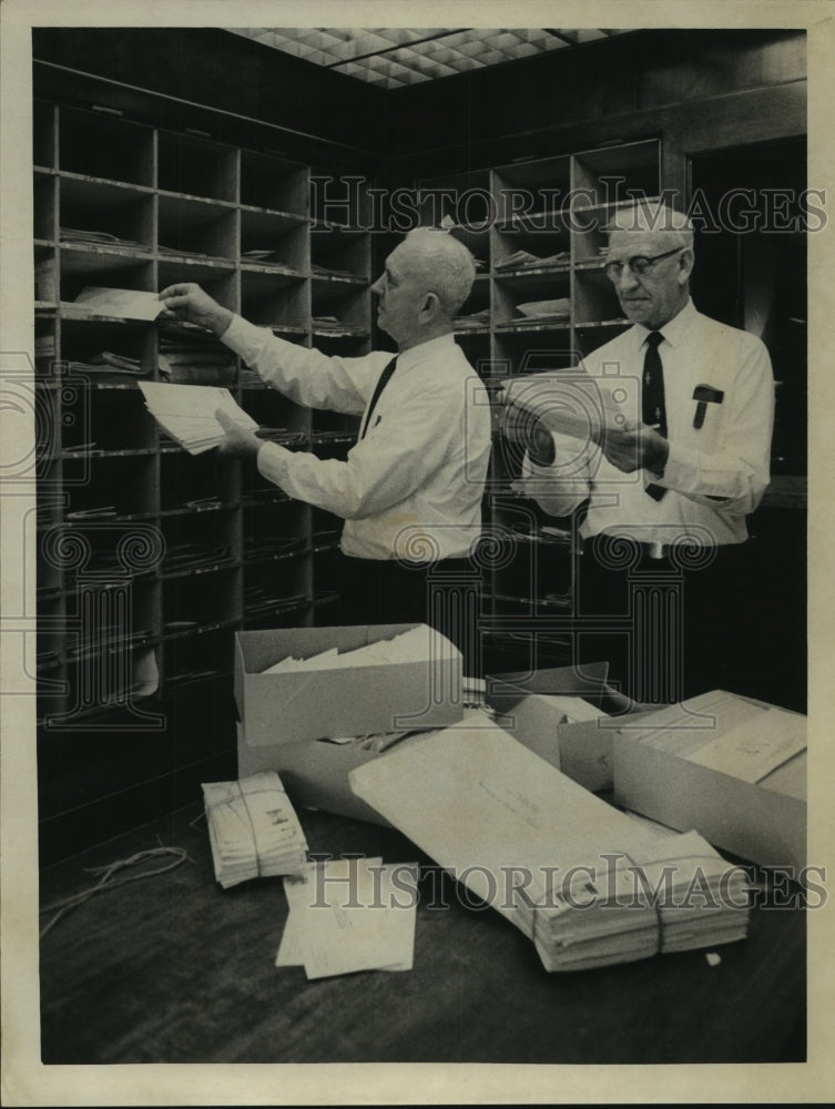 Press Photo New York State Assembly Postmaster & Clerk sort mail in mail room - Historic Images