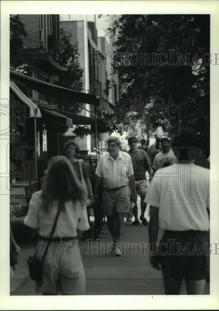 1993 Press Photo Pedestrians walk along sidewalk in downtown Saratoga, New York - Historic Images