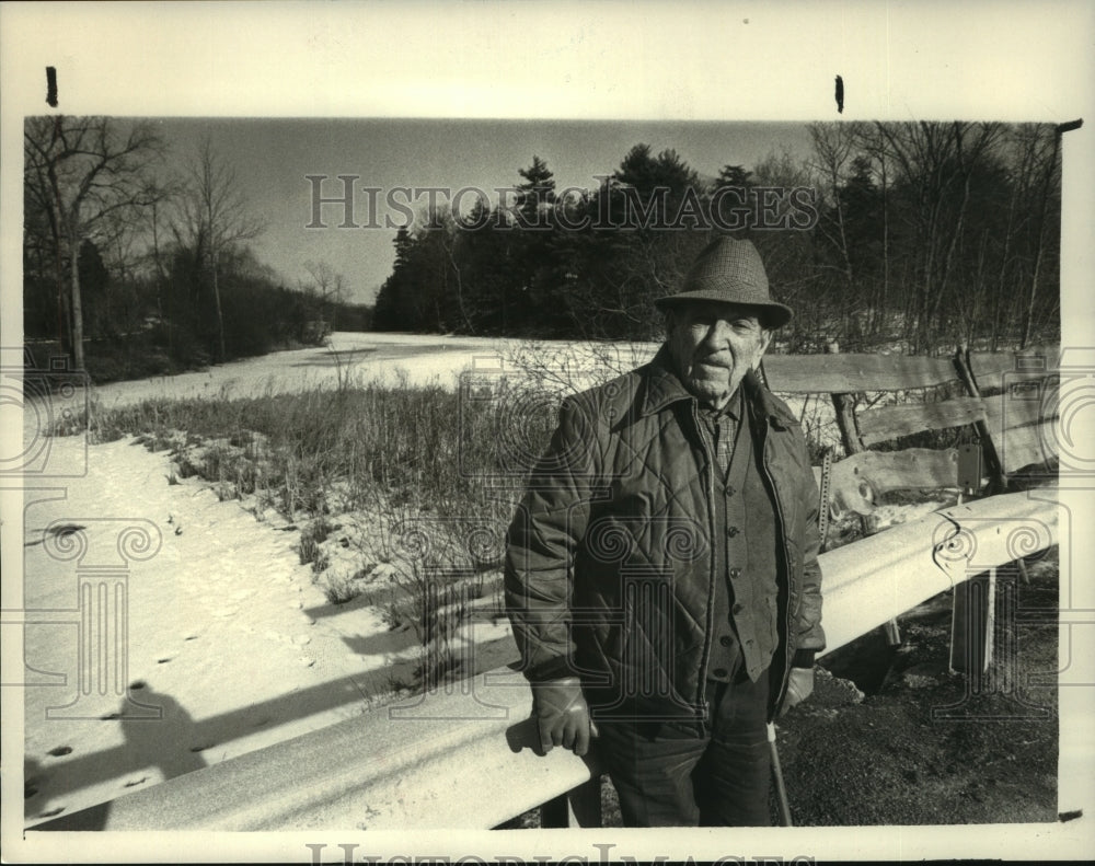 1985 Press Photo Harry Mosall, Normanskill Creek, the bridge is part of Krumkill - Historic Images